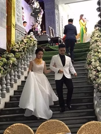 Cô dâu, chú rể bước xuống từ ngôi nhà đẹp chẳng kém gì cung điện của mình.