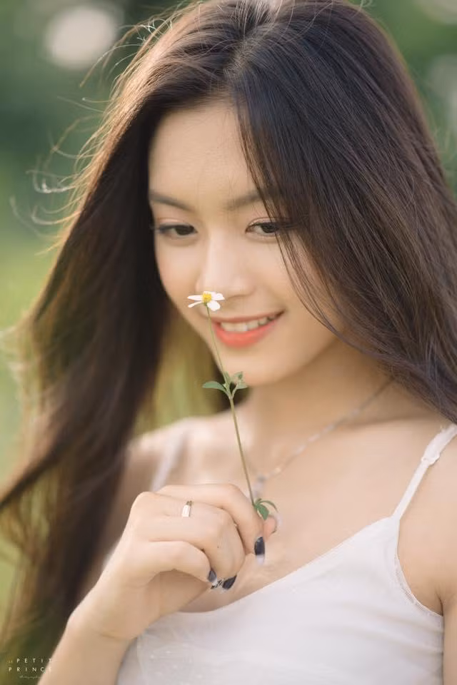 Sau 2 năm du học, dường như sự trưởng thành cùng những trải nghiệm ở trời Tây đã khiến phong cách và vẻ đẹp của Nguyễn Tố Anh thêm phần mặn mà, sắc sảo và quyến rũ hơn.