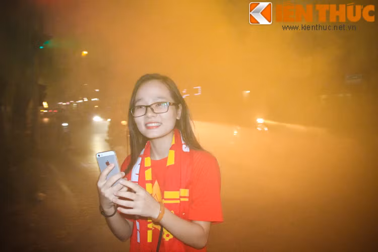 Một thành viên xinh đẹp của hội CĐV VFS tham gia buổi diễu hành chiều ngày 22/9.