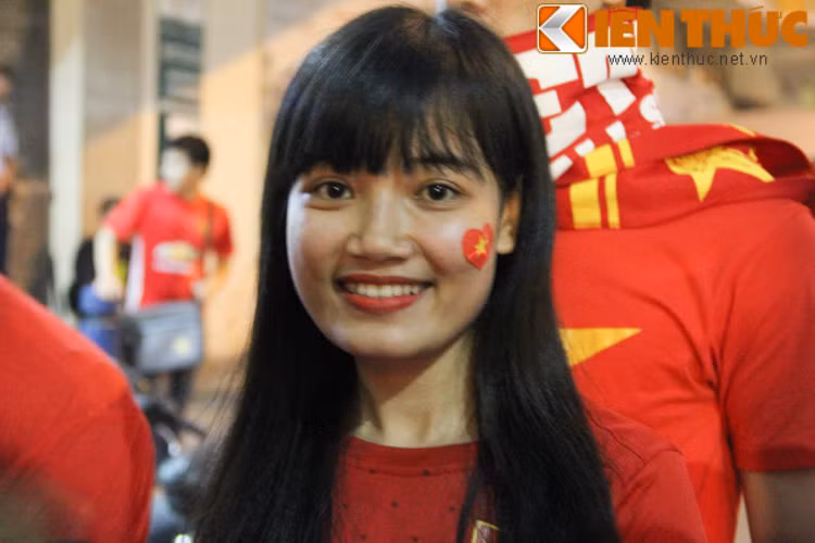 Chia sẻ với PV Kiến Thức, thành viên có tên Linh Thảo, hiện đang là sinh viên một trường đại học tại Hà Nội nói: "Bọn mình tới sân từ rất sớm để tham gia cuộc diễu hành, dù vừa mới kết thúc tiết học cuối trong ngày nhưng gạt qua mệt mỏi, bọn mình sẽ cháy hết mình cùng các cầu thủ U19 Việt Nam".