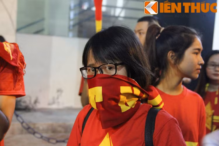 Không khí quanh sân Hàng Đẫy khi đoàn diễu hành của hội CĐV VFS đi qua hết sức náo nhiệt.