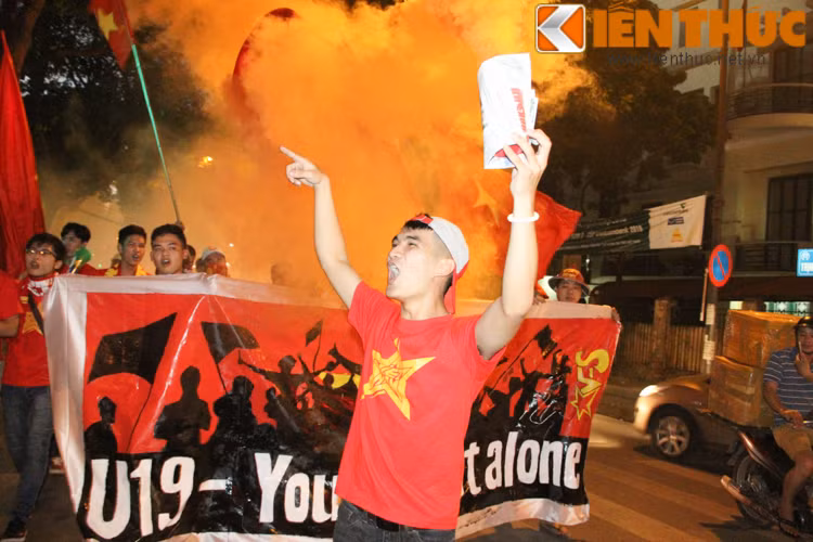 Các thành viên của hội VFS cổ vũ nồng nhiệt cho U19 Việt Nam.