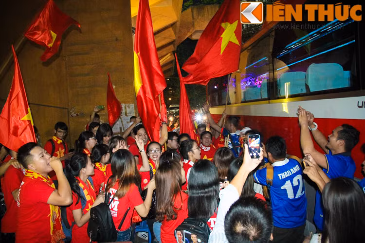 CĐV Việt Nam chung vui với CĐV Thái Lan khi họ chính thức đoạt vé vào trận chung kết sau khi đả bại Đông Timor tại trận đấu bán kết 1 diễn ra lúc 16h00 cũng trên SVĐ Hàng Đẫy.