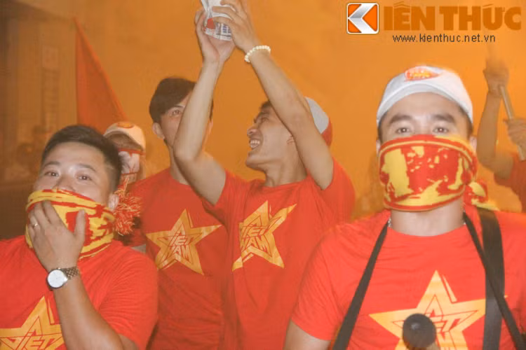 Những bài hát như Nối vòng tay lớn, Như có Bác Hồ trong ngày vui đại thắng liên tục được các bạn trẻ của VFS hát vang.