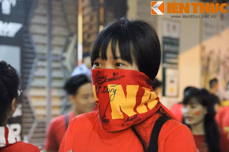 Tham gia buổi diễu hành có rất nhiều các nữ CĐV xinh đẹp, họ đến từ các trường đại học trong địa bàn thành phố Hà Nội và có lòng đam mê nhiệt huyết với bóng đá, đặc biệt là các cầu thủ trẻ U19, lứa cầu thủ tương lai của bóng đá Việt.