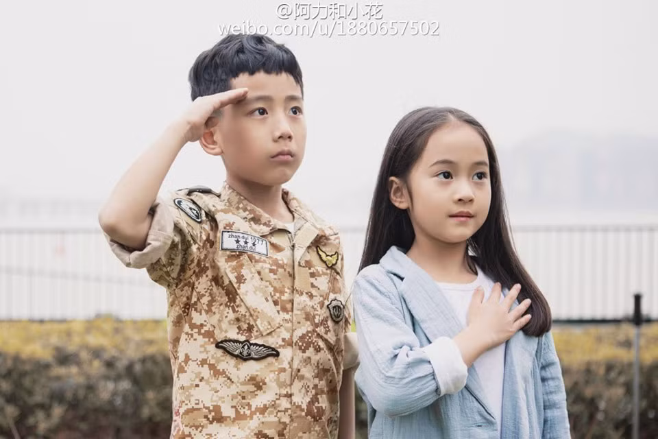 Chủ nhân của bộ ảnh Hậu duệ mặt trời phiên bản nhí là hai "cô, cậu" người Trung Quốc.