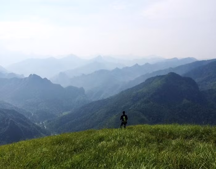 Để lên đến đỉnh đồi Phiêng Mường, bạn sẽ phải đi theo lối đường mòn khá khó đi, tuy nhiên sự vất vả của bạn sẽ được đền đáp bằng khung cảnh tuyệt đẹp ở nơi đây.