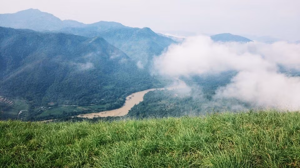 Đồi cỏ có diện tích khá rộng, từng ngọn đồi cứ trùng điệp hiện ra trước mắt với lớp cỏ xanh mướt hiện ra khiến cho ai nấy đều mê đắm. Đặc biệt hơn nếu các bạn đi vào sáng sớm thì chắc chắn sẽ có một hành trình săn mây hết sức thú vị với những đám mây lững lờ trôi ngay trước mắt.
