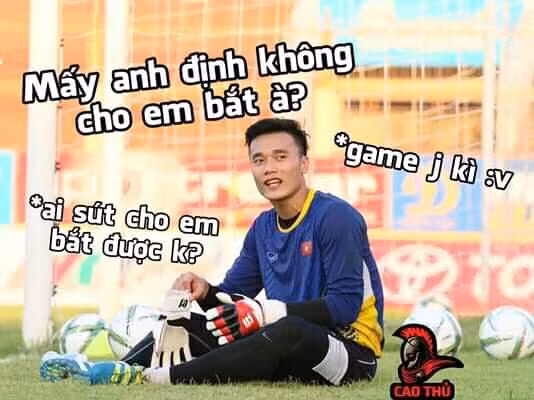 Quá nhàn rỗi, Bùi Tiến Dũng xin được thử tài mà các cầu thủ Brunei không cho.