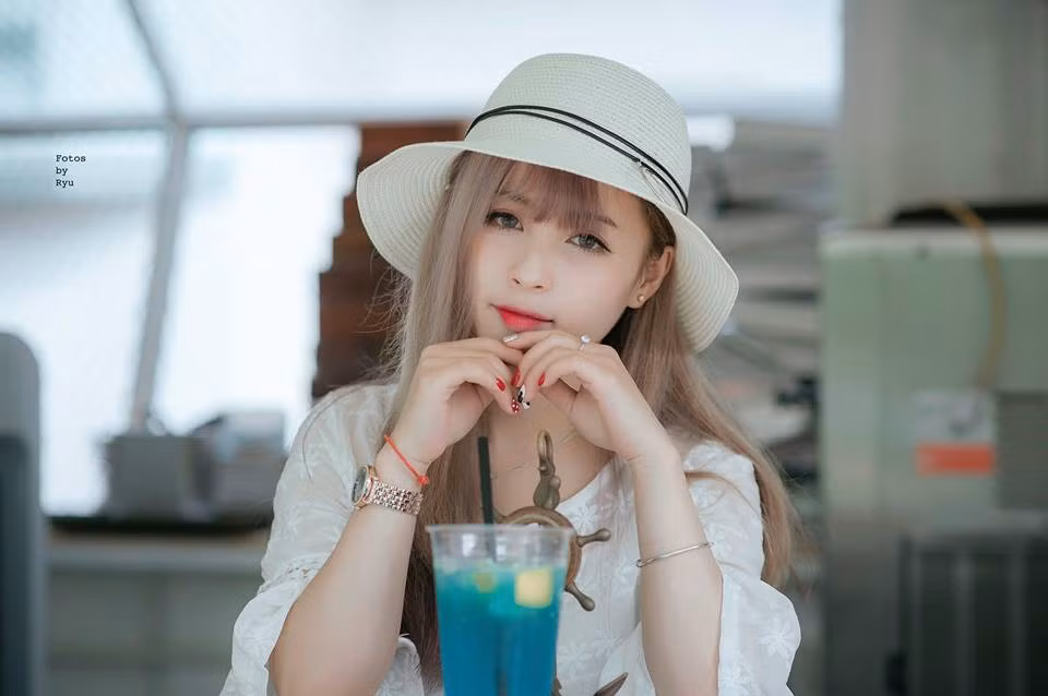 Hương Thảo có mối quan hệ khá thân thiết với hội cầu thủ U23 Việt Nam, đặc biệt là Trọng Đại và couple Quang Hải – Nhật Lê.