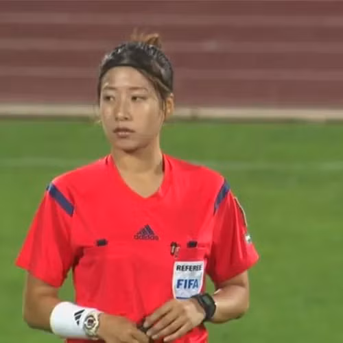 Nữ trọng tài sinh năm 1988 người Hàn Quốc này có tên Oh Hyeon Jeong. Cô đã có kinh nghiệm 2 năm làm trọng tài bóng đá nữ.