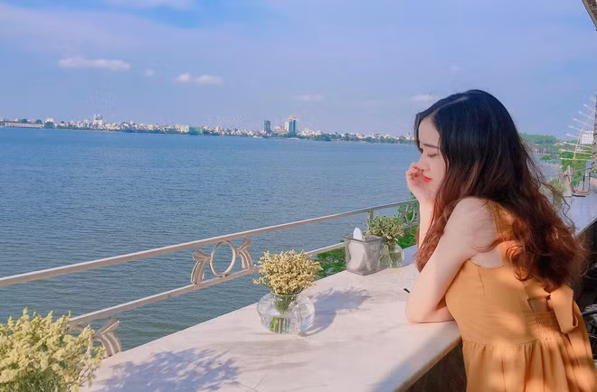 Hà Duyên hiện đã có bạn trai và hài lòng với cuộc sống hiện tại. Cô giáo mong muốn được theo đuổi nghề trồng người trong những năm tới.
