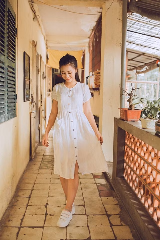Trong trang phục trắng tinh tuyền cùng bối cảnh là một quán cafe trong một căn tập thể cổ tại Hà Nội, Thúy Quỳnh đã ghi lại những khoảnh khắc thanh xuân.