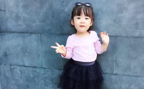 Theo nhận xét của mẹ Linh Đan thì cô bé này rất ngoan ngoãn, tuy còn rất nhỏ nhưng đã cư xử nhẹ nhàng, yểu điệu như một thiếu nữ thực thụ.