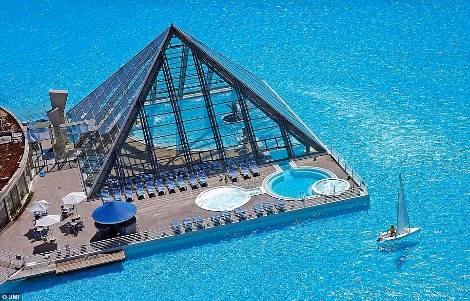 Có hẳn một bể bơi trong nhà để các du khách tha hồ vùng vẫy tại Crystal Lagoon.