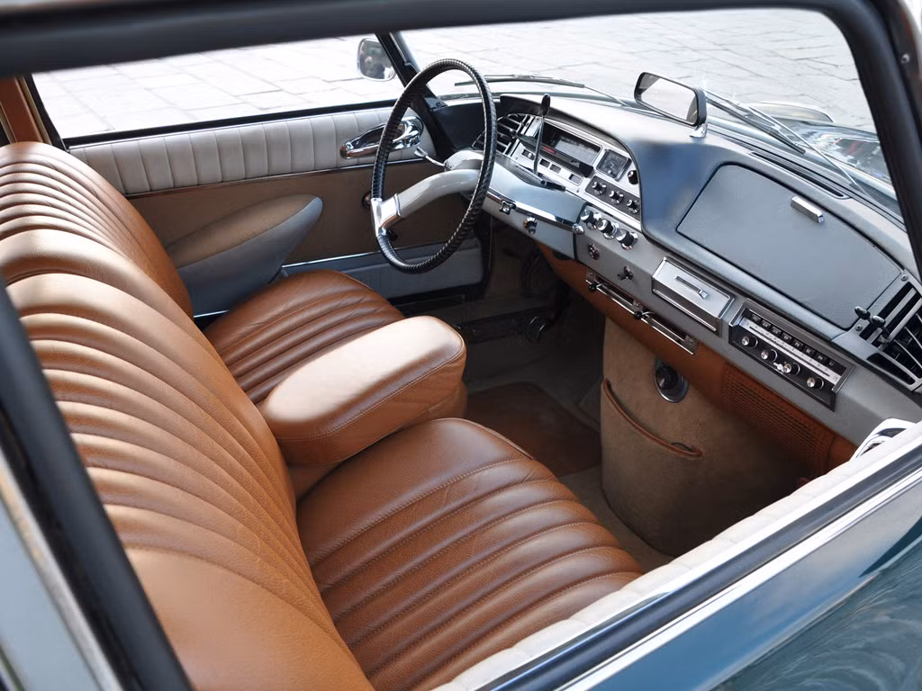 Không gian xe thoải mái: Citroen DS có kích thước nhỏ gọn nhưng vẫn mang lại sự êm ái tuyệt đối cho người dùng. Điều này có được nhờ vào phần ghế ngồi bên trong xe có thiết kế như sofa và hệ thống giảm xóc được lắp đặt sao cho ít chiếm diện tích nhất.