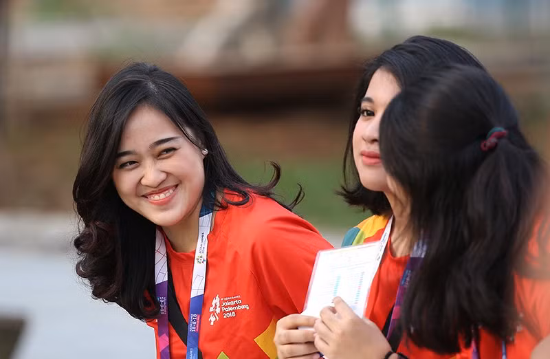 Nụ cười cực tươi của một tình nguyện viên xinh đẹp.