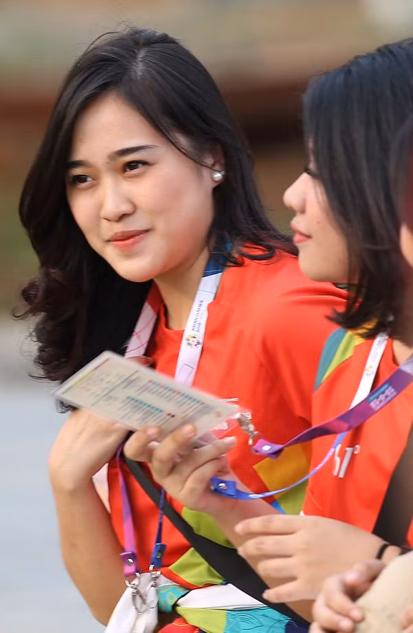 Nhưng sau vài giây ngại ngùng, những cô gái tình nguyện của nước chủ nhà Indonesia lại tập trung vào công việc chính của họ.