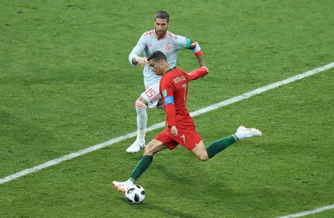 Khi hiệp hai bắt đầu, Tây Ban Nha có được bàn thắng gỡ hòa của Diego Costa và sau đó là bàn thắng nâng tỷ số lên 3-2 của Nacho thì người ta lại thấy Ronaldo mất tích.