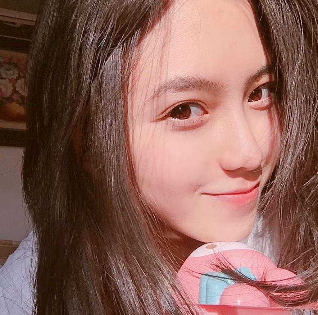 Những bức ảnh khoe góc nghiêng "thần thánh" của 10X Đà Lạt luôn thu hút hàng nghìn lượt "thả tim" từ dân mạng.