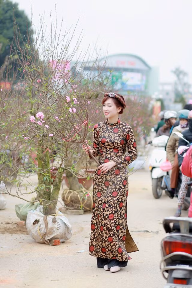Trong bộ ảnh đón Tết cổ truyền dân tộc, cô nàng giảng viên 8X đã khéo léo chọn áo dài màu đen nhằm tôn lên thân hình gợi cảm của mình.