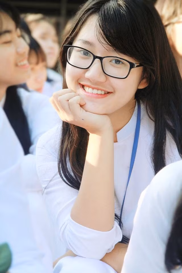 Cũng chính vì vậy, cô nàng 9X này luôn lấy bố làm tấm gương và định hướng tương lai của mình sẽ là người "chắp cánh" câu văn cho lứa học trò.