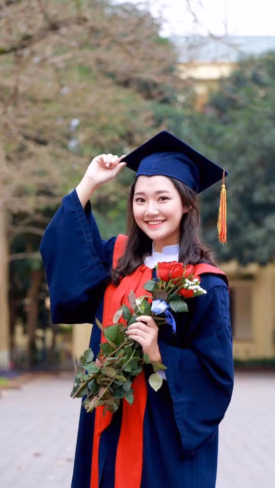  Nữ sinh Nghệ An đạt thành tích 9.75 môn Ngữ Văn vừa qua có tên Đậu Vĩnh Phương Uyên (sinh năm 1999), cô bạn này là một cựu học sinh của trường THPT chuyên Phan Bội Châu TP Vinh.