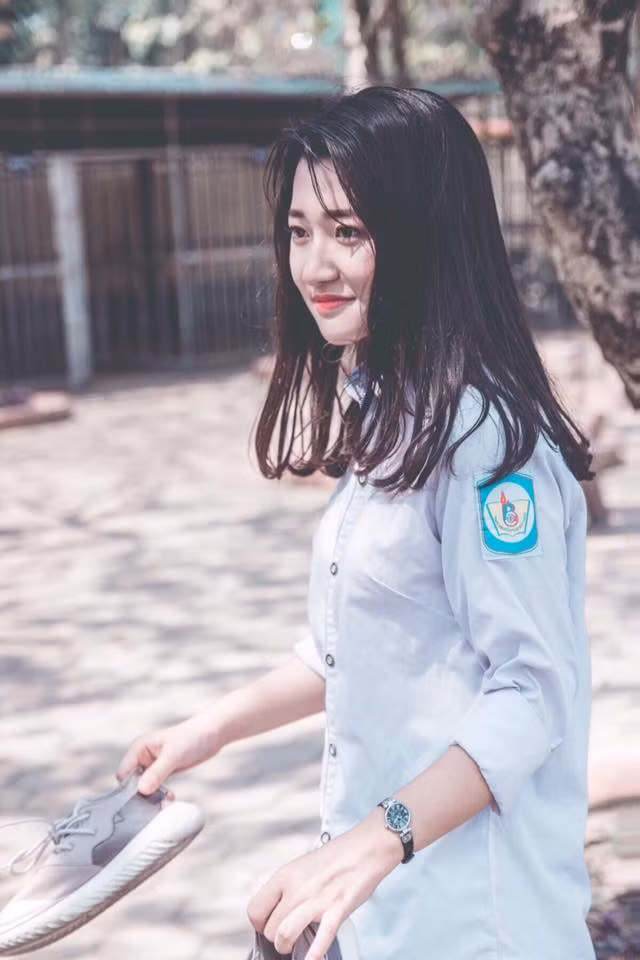 Đã xinh đẹp lại còn học giỏi và có tâm hồn bay bổng chẳng khác gì những câu văn thì khó có anh chàng nào cưỡng nổi sức hút kì lạ đến từ cô gái gốc Nghệ An có tên Đậu Vĩnh Phương Uyên. Ảnh sử dụng trong bài: Facebook nhân vật.