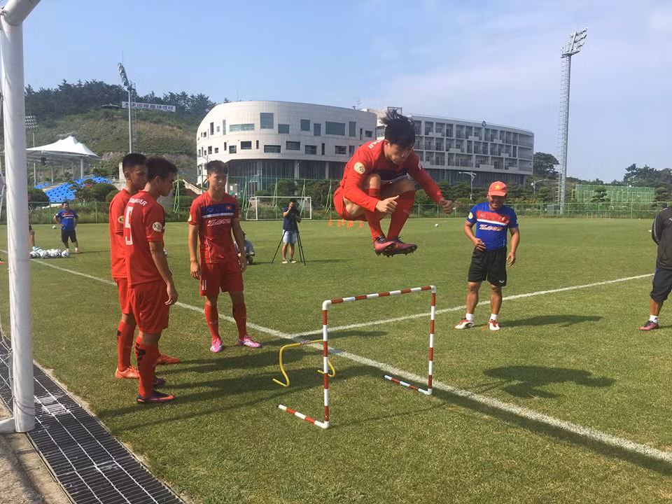 Các cầu thủ U22 Việt Nam trở lại sân tập với các bài bổ trợ về sức nhanh, sức mạnh, sự linh hoạt và tiếp tục cải thiện khả năng dứt điểm. Ảnh: Bongda.com.vn
