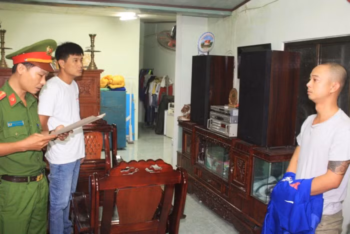 Cơ quan điều tra tiến hành khám xét nơi ở của Thịnh. Ảnh: N.T.