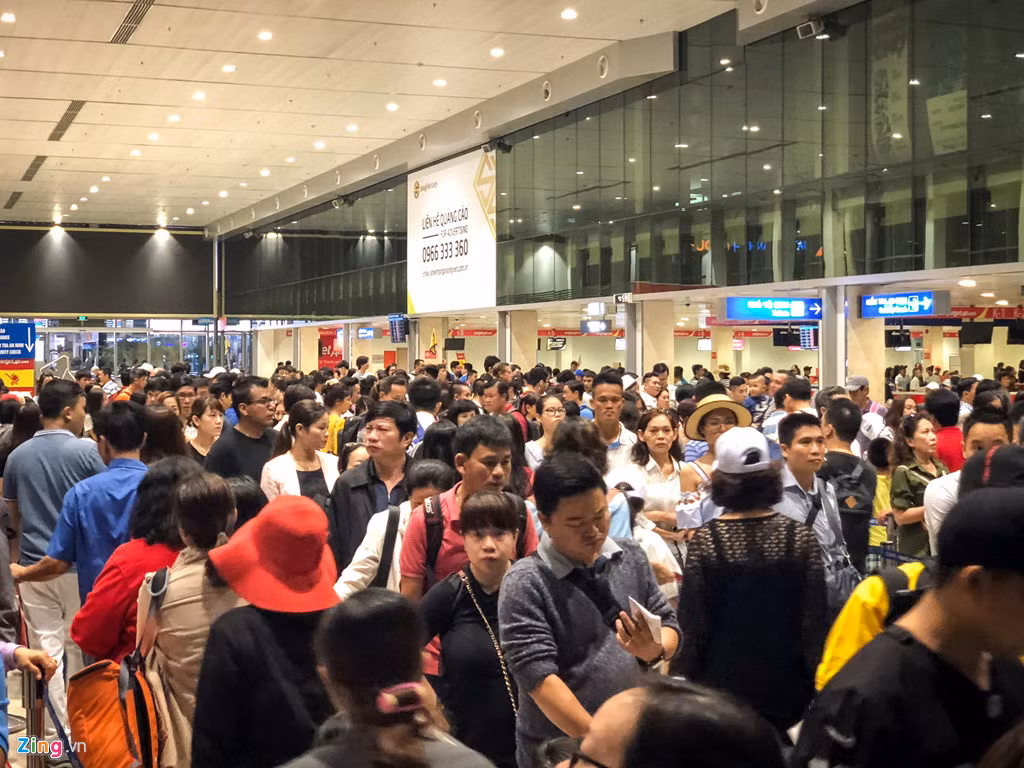Đây là ngày đầu tiên trong chuỗi bốn ngày nghỉ liên tiếp. Ngoài Tết Nguyên đán, đây là dịp nghỉ lễ kéo dài nhất trong năm nên nhiều người đã lên kế hoạch từ trước để tận dụng thời gian này. Các chuyến bay từ nửa đêm về sáng có mức giá rẻ hơn các chuyến bay ngày.
