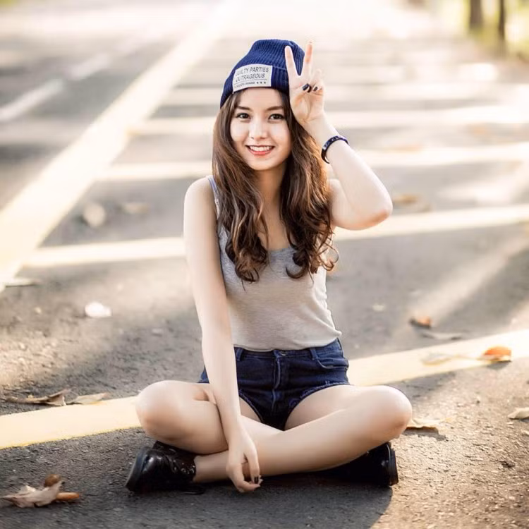 Chia sẻ về mẫu bạn trai lý tưởng, Hồng Hạnh tâm sự chỉ cần một người yêu thương mình là đủ. "Ai cũng nghĩ mình chắc yêu cầu cao lắm, nhưng mình quan niệm không cần đẹp trai nhà giàu, chỉ cần họ thương mình, biết vì mình mà cố gắng là hạnh phúc nhất rồi".