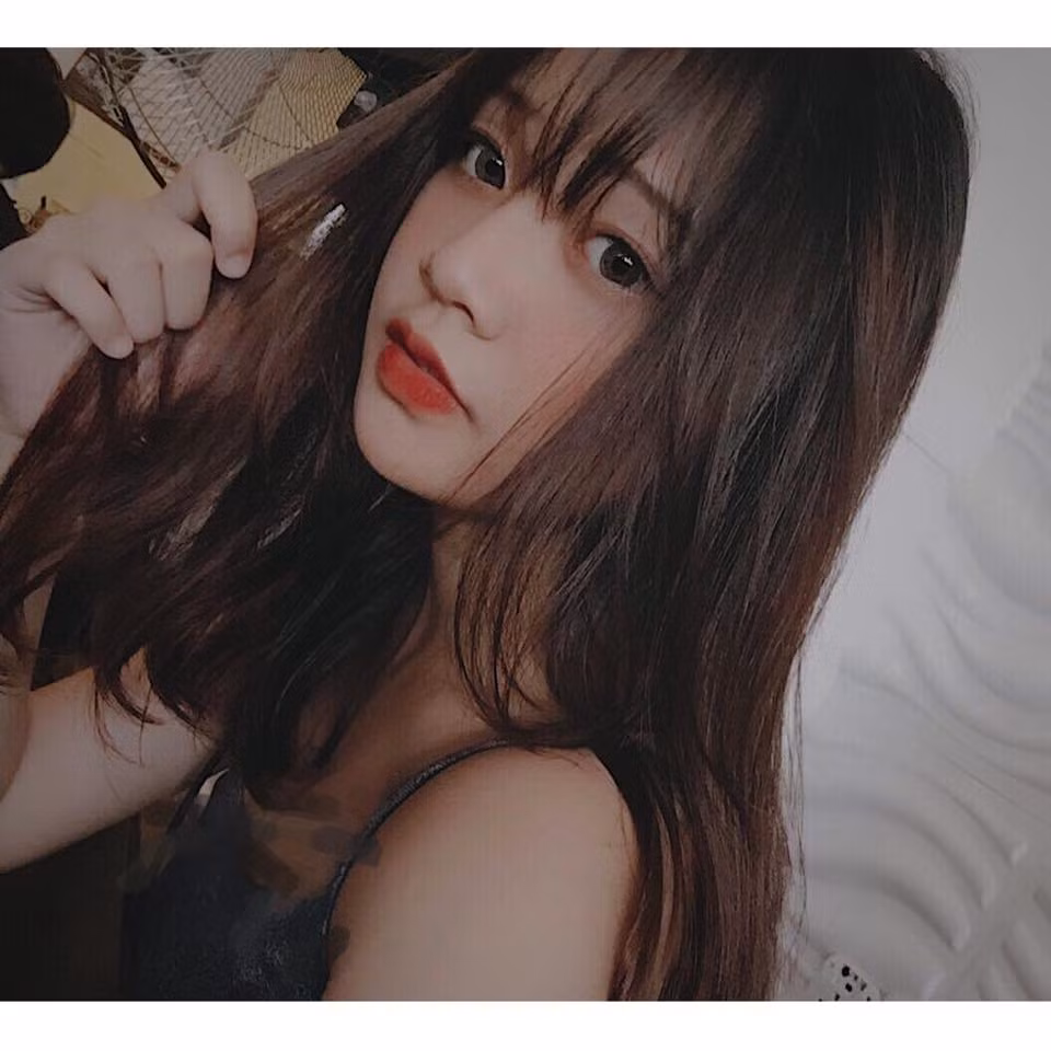 Những bức ảnh khoe thân hình nở nang của Cẩm Thu nhận được rất nhiều lời bình luận khen ngợi vẻ đẹp. Không ít người phải thốt lên đầy ngỡ ngàng khi biết đây chỉ là một nữ sinh 15 tuổi.