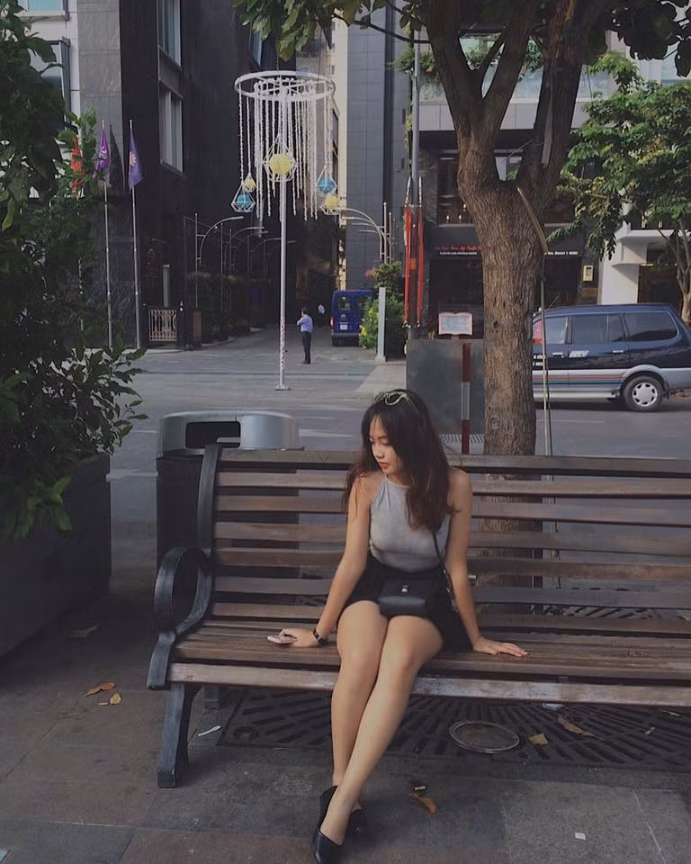 Sau cái tên Võ Ngọc Trân được cộng đồng mạng mạng biết tới vẻ ngoài "tuổi học sinh, thân hình phụ huynh" thì mới đây, một nữ sinh Sài Gòn khác cũng được dân mạng chú ý đến với vóc dáng, thân hình "lớn trước tuổi". Ảnh trong bài: Instagram nhân vật.