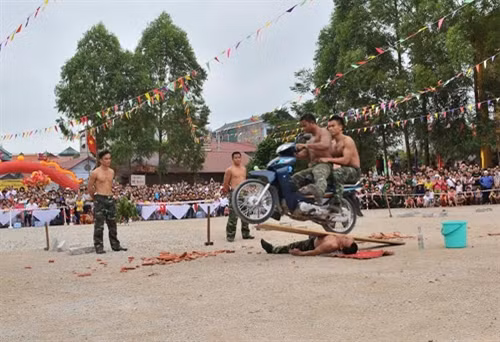 Nằm trên mảnh thủy tinh vỡ cho xe máy chạy qua người.