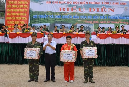 Lãnh đạo tỉnh Lạng Sơn tặng quà đại diện các đơn vị tham gia buổi trình diễn.
