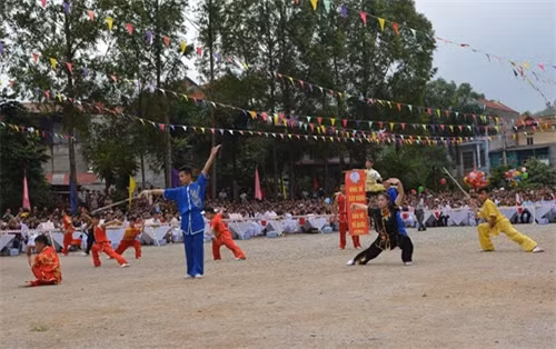 Các vận động viên "nhí" của lực lượng biên phòng biểu diễn võ thuật.