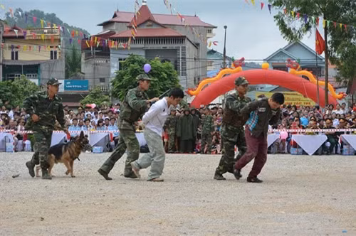 Dẫn giải tội phạm.