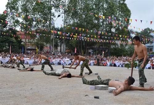 Đây được coi là “chương trình biểu diễn võ thuật đặc biệt”, do Bộ tư lệnh BĐBP chỉ đạo Học viện Biên phòng và Trường Trung cấp 24 Biên phòng phối hợp với BĐBP tỉnh Lạng Sơn tổ chức.