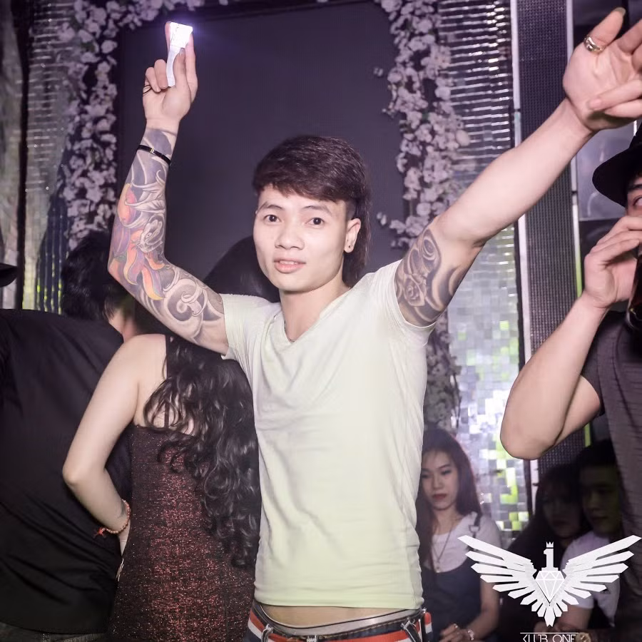Dù vậy, những clip của Khá cũng được nhiều người theo dõi và đối tượng này còn được chính Youtube trao tặng nút bạc.
