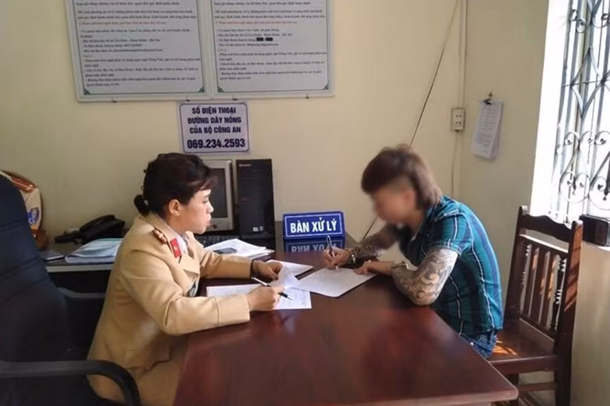 Với hành động ngông cuồng của mình khi dừng xe trên cao tốc, Khá Bảnh đã phải nhận mức xử lý hành chính là 5,5 triệu đồng.