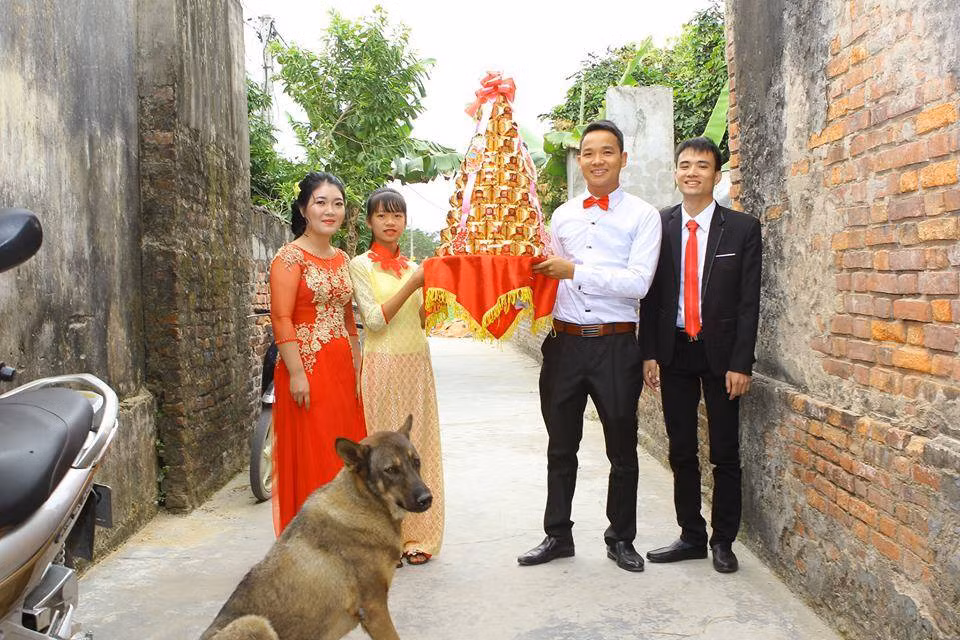 Ngay từ lễ ăn hỏi, những chú chó đã tỏ rõ thái độ ngang bướng phá phách, không muốn cho nhà trai nhà gái trao lễ.