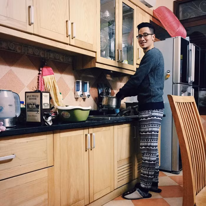 Hình ảnh người đàn ông Việt vào bếp mỗi dịp Quốc tế phụ nữ khiến nhiều chị em phải đổ gục.
