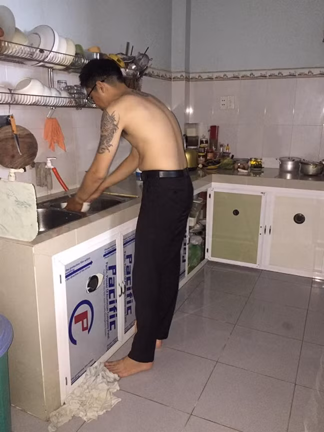 Nhiều người cho biết khung cảnh này diễn ra khá quen thuộc tại nơi họ sống. Trong khi số khác lại không khỏi lạ lẫm vì khoảnh khắc dễ thương, mang đầy sự chia sẻ, cảm thông mà cánh mày râu dành cho phụ nữ như thế này.