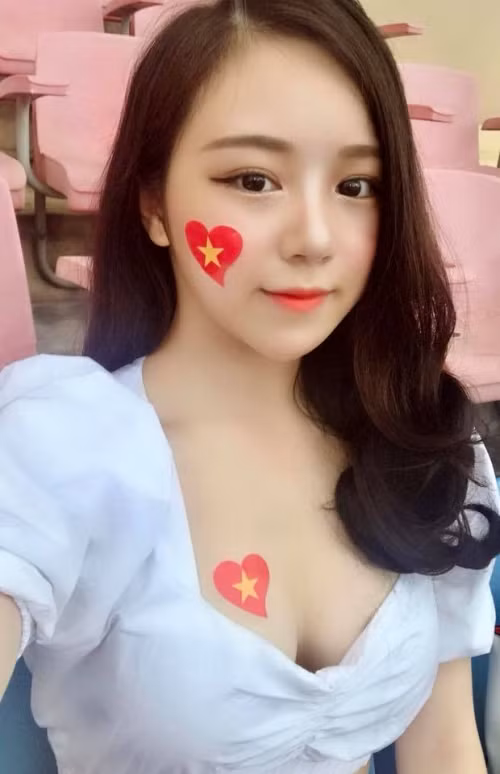 Cô nàng quyết tâm bước chân vào showbiz với mong muốn trở thành một ca sĩ hướng theo hình tượng quyến rũ, nóng bỏng. Trên trang cá nhân, Thủy Tiên thường "chiêu đãi" dân mạng bằng những bộ hình mặc bikini táo bạo hay khoe dáng bốc lửa.