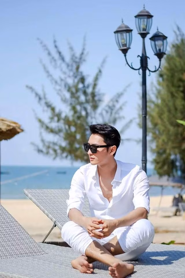 Anh chàng đẹp trai này đã chinh phục các chị em không chỉ bởi nhan sắc của mình mà còn bằng từ khóa vô cùng dễ thương và ngọt ngào "Nói đi! Anh thương!". Người đầu tiên "xao xuyến" bởi câu nói này đó là Huỳnh Lập trong một đoạn phim ngắn hai người diễn cùng nhau.