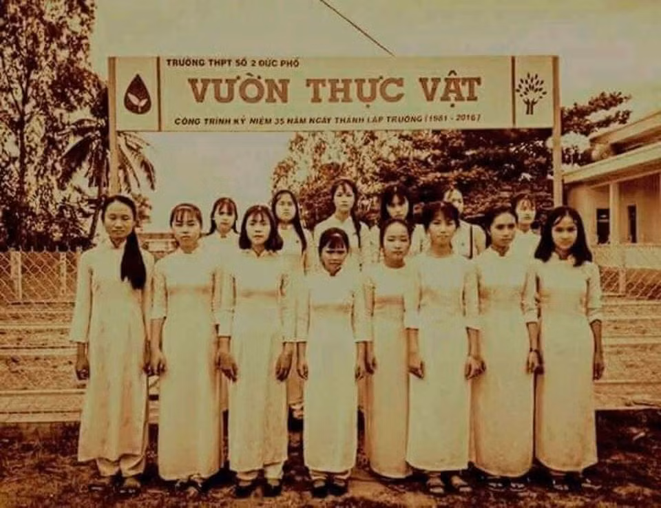 Nhẹ nhàng hơn nhiều dân mạng đã cho nữ sinh trên trở về với quá khứ bằng màu film cổ.