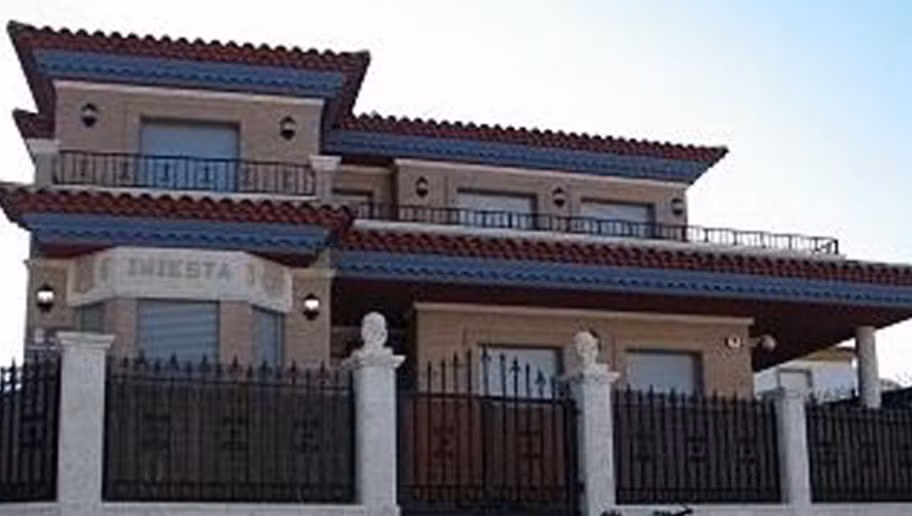 Nhà ngôi sao bóng đá tiếp theo được nhắc tới bởi độ sang trọng đó là Andres Iniesta. Căn nhà trị giá 4,6 triệu bảng này nằm ở Barcelona có cánh cửa chính khắc tên Iniesta và số 8 – số áo của cầu thủ này tại CLB. Bên trong ngôi nhà của tiền vệ này có một sảnh lớn, nơi Iniesta thường tổ chức những bữa tiệc cùng những người bạn.
