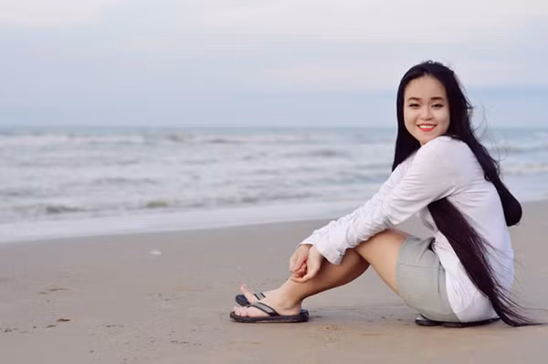 Nếu mái tóc là một loại "gia tài" thiếu nữ Việt cao 1m61 nhưng lại có tóc dài 2m trong câu chuyện dưới đây sẽ là một người rất giàu có. Mái tóc dài hơn chiều cao cơ thể của cô gái trẻ này có thể tạo ấn tượng với bất kỳ ai ngay từ cái nhìn đầu tiên.