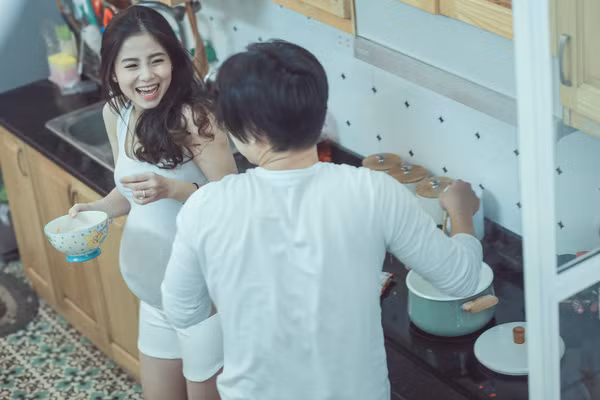 Họ cùng nhau xuống bếp, vừa nấu ăn vừa âu yếm nhau hết sức tình cảm khiến nhiều cư dân mạng phải ghen tỵ.